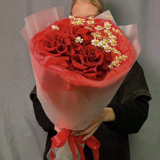 Букет (S) : с матрикарией и красными розами 🌹