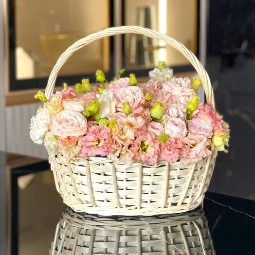 Роскошная корзина с пионовидными розами Peach Garden Basket
