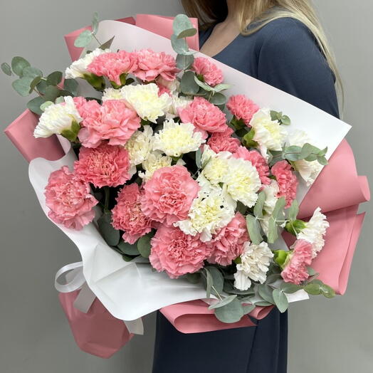35 розовых и белых гвоздик микс
