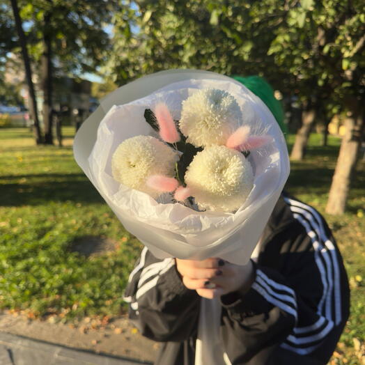 Букет-комплимент  Mini Pearl 💕 3 хризантемы Момоко с лагурусом в белом