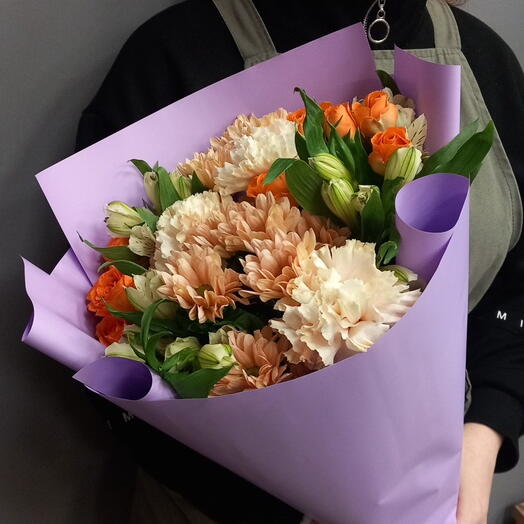 Букет с кустовыми розами и хризантемами