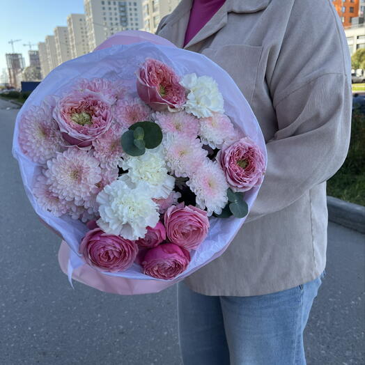 Нежный букет с пионовидными розами, хризантемой и диантусами (D1562)