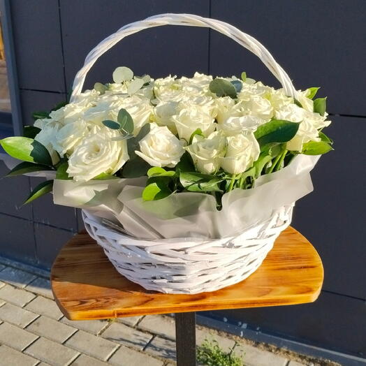 Корзина белых роз