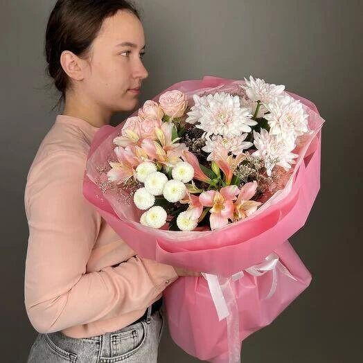 Букет с кустовыми хризантемами, розой и альстромерией