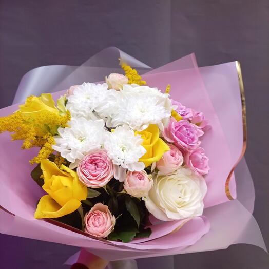 Букет с кустовыми розами и хризантемой 🌹