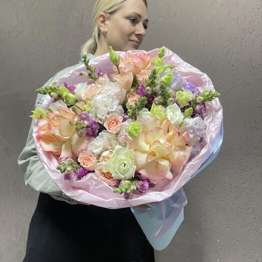 Букет из французских и кустовых роз, эустом и львиного зева