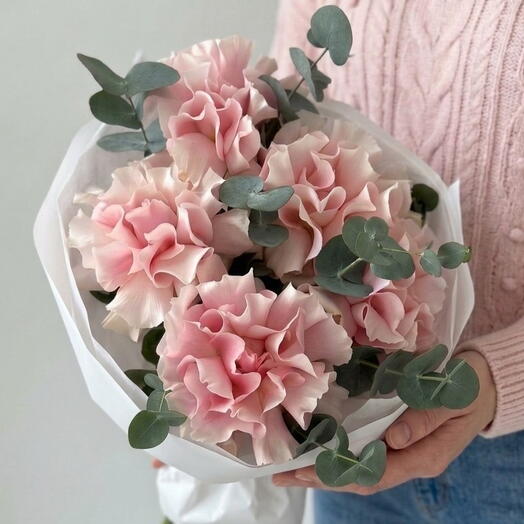 Нежный букет из французских роз с добавлением эвкалипта🌸