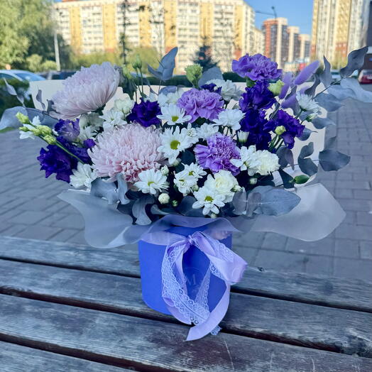 Лунная гвоздика в композиции с фиолетовой эустомой и хризантемой