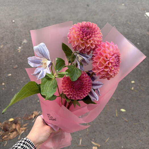 Букет-комплимент с георгинами и клематисом от XOFLOWERS