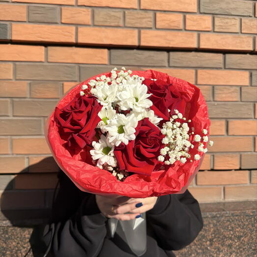 букет с красной розой и гипсофилой