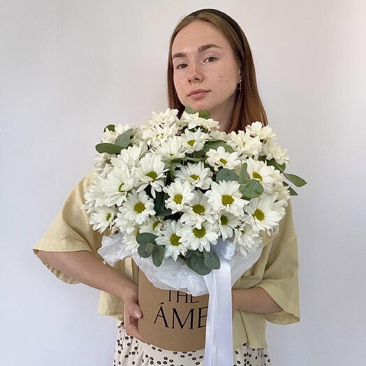 Композиция с ромашковыми хризантемами и эвкалиптом