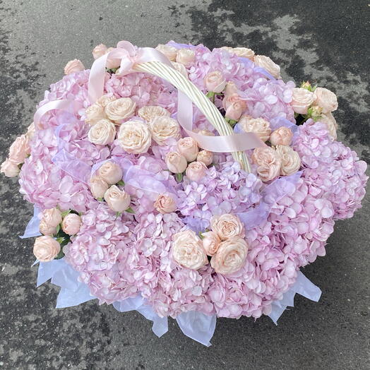 Корзина с гортензиями и кустовыми розами 🎀
