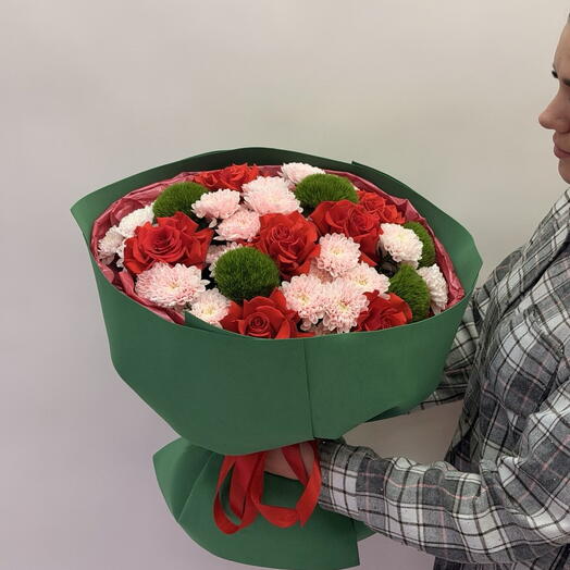 Х033 Букет из алых роз Nina, хризантемы и зелёного диантуса