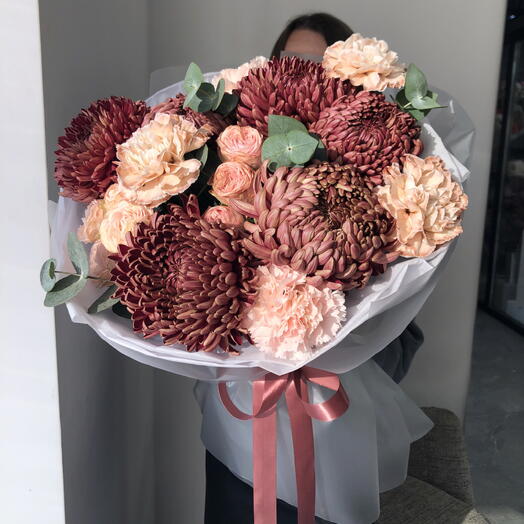 Хризантема бигуди коричневая (бронзовая), диантусы, кустовая Роза осенний Авторский букет