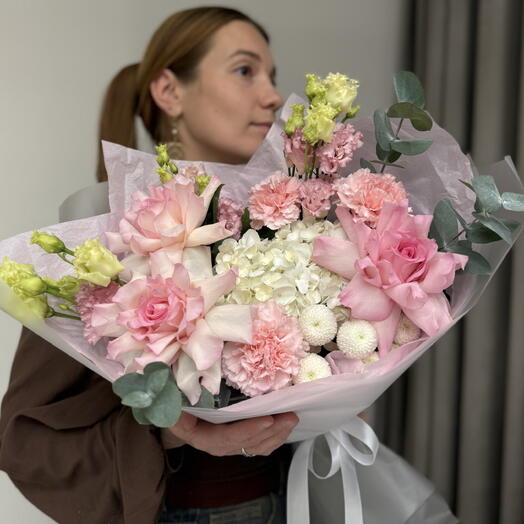 Букет с французскими розами, гортензией, диантусами, эустомой и эвкалиптом / Французское утро