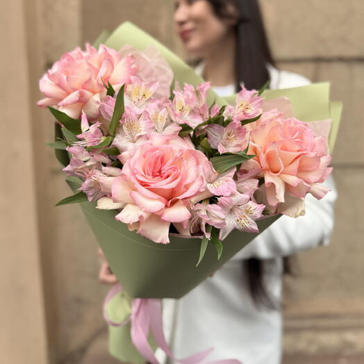 Стойкий букет «Te amore🌸💓» с французскими розами и альстромериями