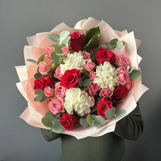 Букет с диантусами, кенийскими и кустовыми розами 🌺