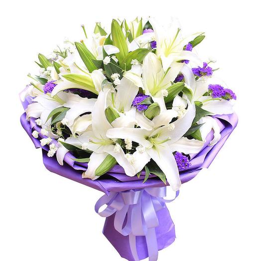 7 лилий в нежном оформлении