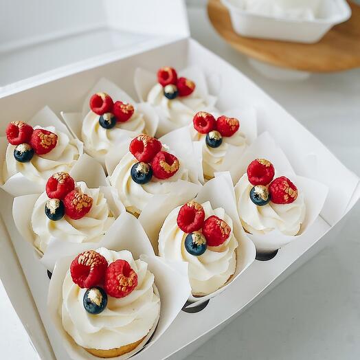 Cupcakes with berries 9pcs