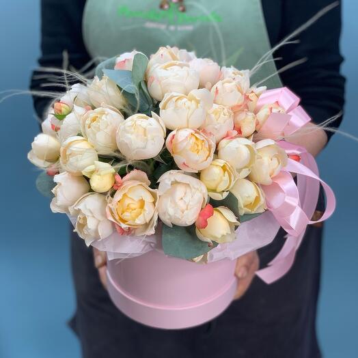 Composition with bush roses of the "Sejuka" variety in a hatbox