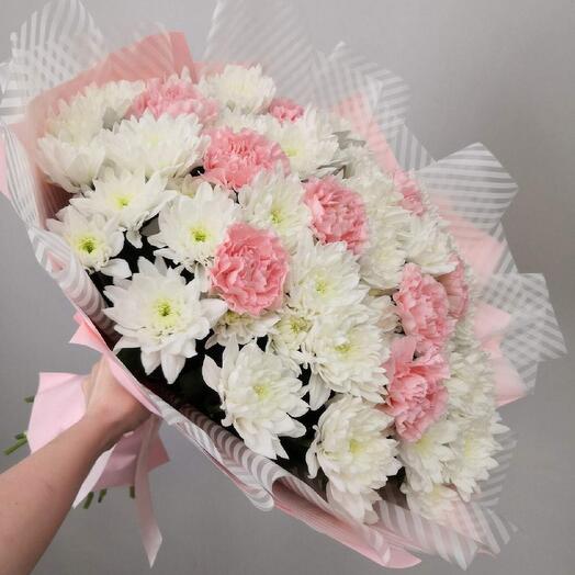 Bouquet of chrysanthemums and dianthuses