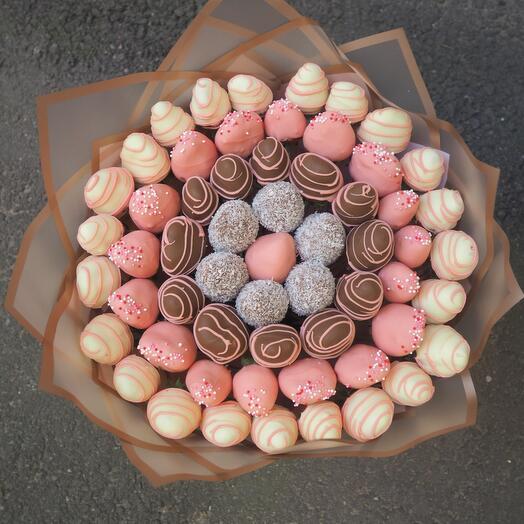 Bouquet of strawberries in chocolate "Strawberry delight" Size L