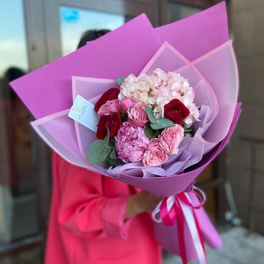Букет из красных роз и пиона