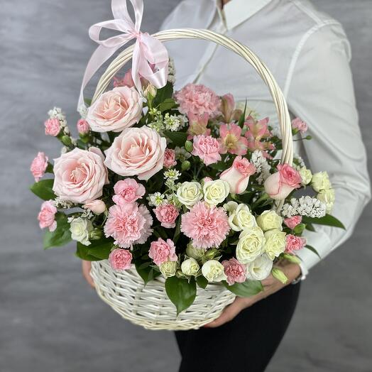 Flores en la cesta de la flor de París