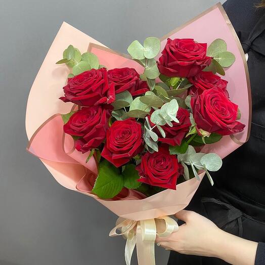 Ramo de 9 rosas escarlatas con eucalipto