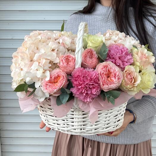 Cesta tierna con hortensias, rosas de peonía y eucalipto + certificado de 1.000 R