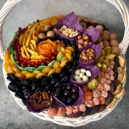 Cesta de frutos secos y frutos secos del "Mundo"