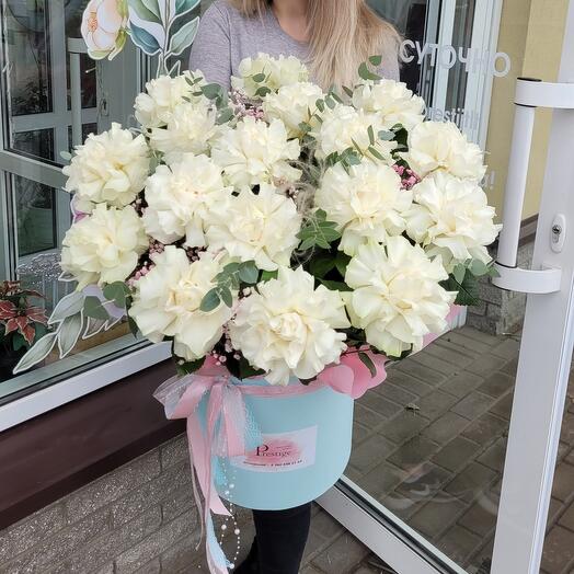 Белые розы в коробке