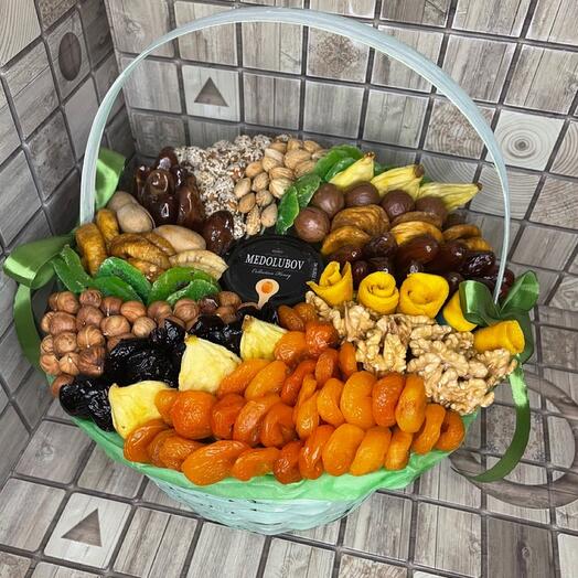 Корзина с сухофруктами и орехами на день отца