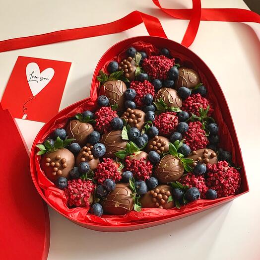 Fresas cubiertas de chocolate en forma de corazón