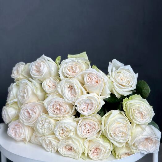 25 белых роз 70см White ohara