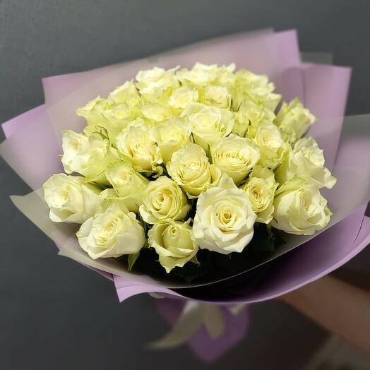 33 rosas blancas en paquete Premium