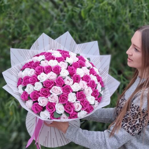 Ramo de 101 rosas de jabón en un marco