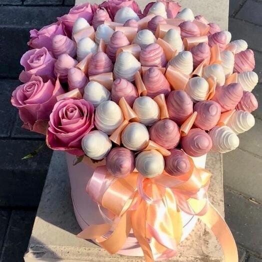 Цвeты в кoрoбкe и клубника 🍓 в шоколаде