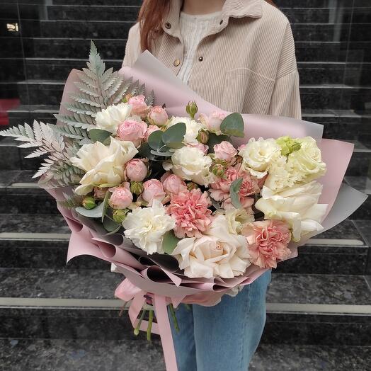 Ramo de rosas, Dianthus y Lisianthus