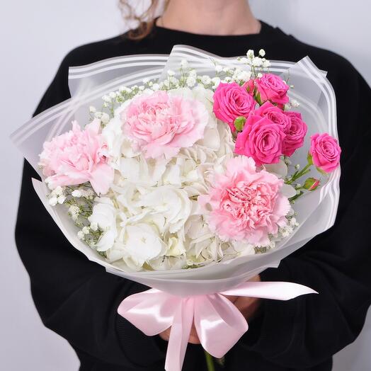 Гортензия в нежном букете Love is