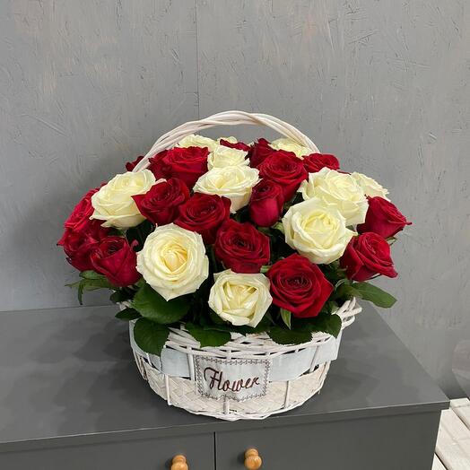 Корзина с розами белыми и красными 41 штука
