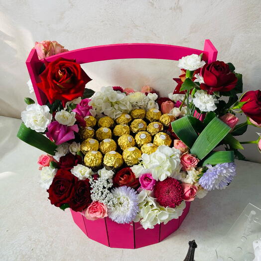 Коробка ferrero rocher с живыми цветами
