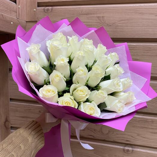 25 белых роз в яркой упаковке