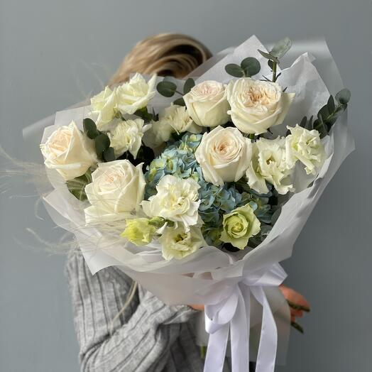 Букет из гортензий, роз и эустомы🤍