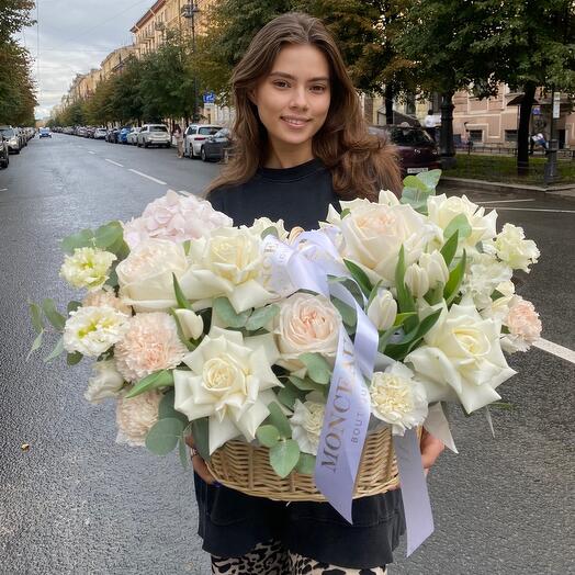 Корзина с французскими розами и тюльпанами