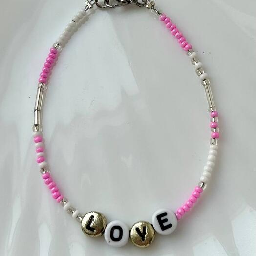 Браслет из бисера «Love»