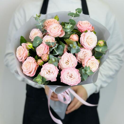 Букет пионовидных роз с эвкалиптом