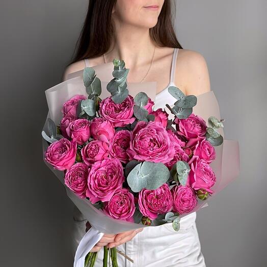 Букет пионовидная кустовая роза и эвкалипт