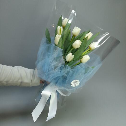 9 white tulips in an airy design