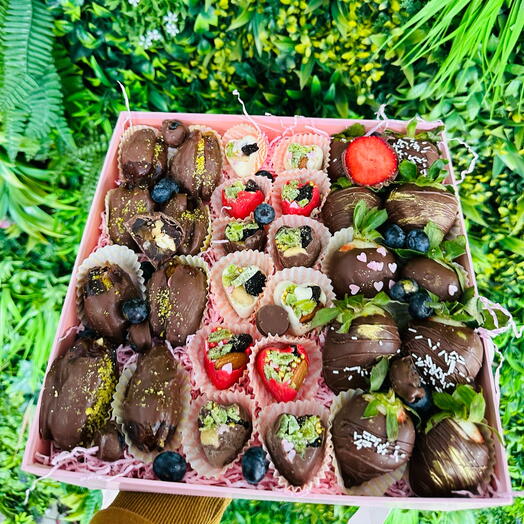 Strawberries dipped in chocolate mix box